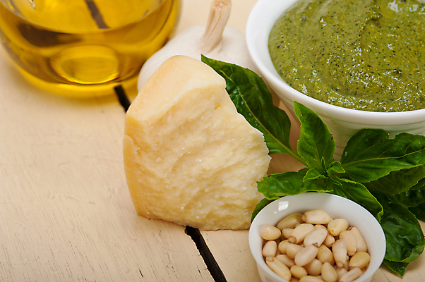 포토 JPG 해외이미지 그릇 유리병 치즈 파스타 실내 사람없음 올리브오일 종지 잣 바질 페스토 나무배경 해외202004 해외포토 식기 백그라운드 병_용기 유제품 서양음식 내부 견과류 소스_음식 기름_음식 파일형식 이미지허브