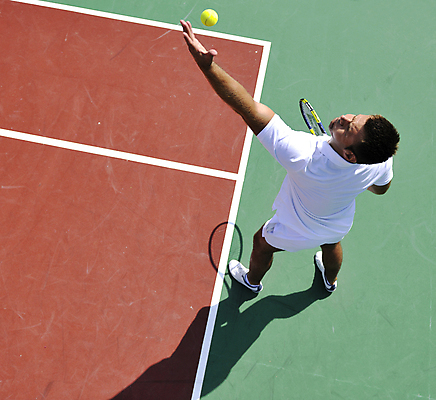 포토 JPG 해외이미지 주간 전신 남자 한명 서기 들기 성인 야외 뒷모습 하이앵글 테니스 잡기 테니스라켓 던지기 테니스장 테니스공 테니스선수 성인남자한명만 해외202004 해외포토 자연요소 1 뷰포인트 공 스포츠시설 모션 운동선수 사람 구기 라켓 테니스용품 남자한명만 성인남자만 파일형식 이미지허브