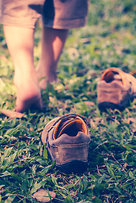 포토 JPG 해외이미지 공원 어린이 신발 신체 맨발 자연 휴식 건강 사람 사람없음 야외 세로 초록색 약 정원 산책 수확 마사지 닫기 소프트포커스 가죽 복고 내추럴 땅바닥 벌거벗은 블러 양발 해외202004 해외포토 공공시설 컬러 컨셉 농업 의학 모션 발 바닥 촬영기법 생태계 파일형식 이미지허브