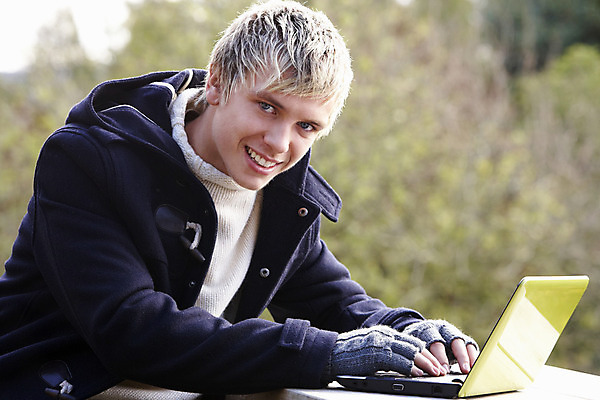 포토 JPG 해외이미지 백인 학생 남자 인터넷 비즈니스 성공 아이디어 한명 웃음 사람 앉기 20대 야외 가로 노트북 스터디 컴퓨터 카메라 타이핑 기록 작업 자신감 만족 와이파이 길이 셀프 해외202004 해외포토 서양인 1 감정 컨셉 모션 표정 청년 전자제품 학습 무선인터넷 파일형식 이미지허브