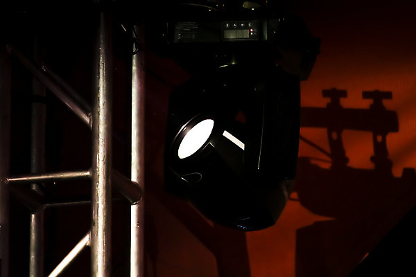 포토 JPG 해외이미지 산업 음악 백그라운드 하늘 전등 조명 매달리기 이벤트 사람없음 빛 세트 검은색 축제 힘 소리 콘서트 장비 흰색 램프 점 쇼 스포트라이트 연극 고립 해외202004 해외포토 컬러 모션 문화예술 공연 파일형식 이미지허브