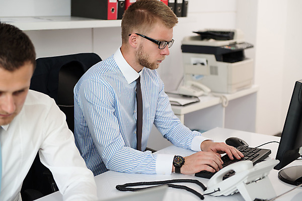 포토 JPG 해외이미지 백인 직업 라이프스타일 응시 남자 행복 백그라운드 컨셉 2 비즈니스 통신 창문 탁자 성공 아이디어 직장 미소 사람 앉기 성인 두명 건물 금융 스마트폰 컴퓨터 사무실 흰색 도시 최고 업무 비즈니스맨 스마트 책상 경영자 긍정 경영 무료 해외202004 해외포토 서양인 건축물 시선 감정 컬러 가구 회사 모션 표정 생활 경제 전자제품 핸드폰 스마트기기 작업 직장인 리더 파일형식 이미지허브