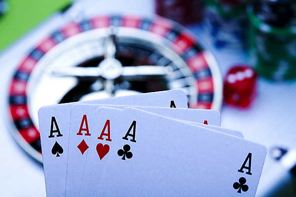 포토 JPG 해외이미지 실내 사람없음 아웃포커스 트럼프 도박 카지노 주사위 룰렛 겜블 해외202004 해외포토 촬영기법 내부 놀이용품 게임 파일형식 이미지허브