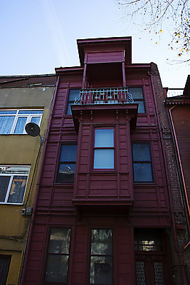 포토 JPG 해외이미지 창문 가족 주택 사람없음 목재 빨간색 문 발코니 램프 서식지 옛날 해외202004 해외포토 나무 컬러 재료 관계 조명 건물 파일형식 이미지허브