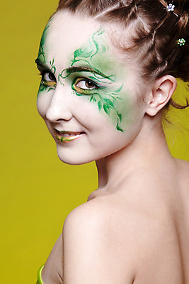 포토 JPG 해외이미지 백인 모델 1 응시 여자 유럽 얼굴 요정 한명 사람 초록색 노란색 화장품 흰색 어깨 바디페인팅 해외202004 해외포토 서양인 시선 나라 컬러 신체부위 뷰티 파일형식 이미지허브