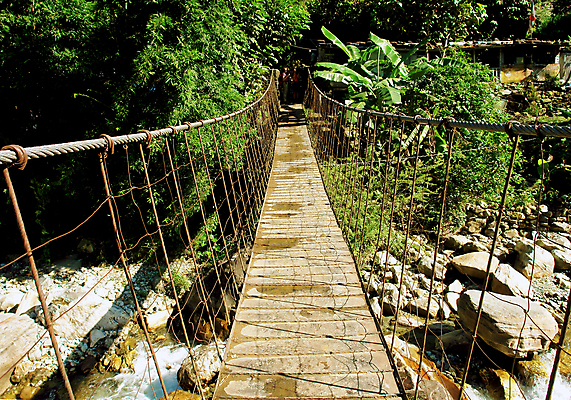 포토 JPG 해외이미지 나무 전통 아시아 밧줄 여행 십자가 건축양식 자국 자연 산 매달리기 동양인 풍경 사람없음 야외 강 걷기 마을 계곡 트래킹 하이킹 탐험 바위 개울 숲 고도 언덕 배낭여행 네팔 동쪽 건너기 원정 히말라야 해외202004 해외포토 식물 건축 나라 줄 모션 레저 인종 돌_바위 방향 생태계 파일형식 산맥 이미지허브