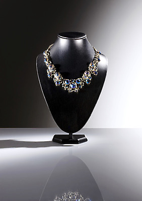 포토 JPG 해외이미지 목걸이 장신구 창문 선물 사람없음 빛 세트 유행 판매 상점 금속 검은색 수확 흰색 반지 시장 재산 고급 우아함 은색 보석 다이아몬드 보물 스타일 해외202004 해외포토 컬러 컨셉 농업 재질 금융 광석 파일형식 이미지허브