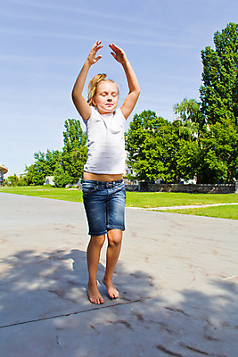 포토 JPG 해외이미지 백인 여학생 유럽 어린이 포즈 요가 연꽃 한명 파란색 금발 흰색 춤 8 6 7 해외202004 해외포토 서양인 1 학생 헤어스타일 웰빙 여자 꽃 나라 컬러 문화예술 사람 숫자 파일형식 이미지허브
