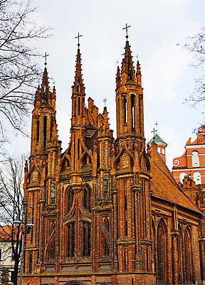 포토 JPG 해외이미지 구름 유럽 종교 여행 십자가 건축양식 창문 하늘 지붕 벽돌 거리 사람없음 건물 빨간색 교회 탑 천주교 도시 맛 순수 타운 첨탑 고딕 로마인 리투아니아 옛날 올드타운 해외202004 해외포토 자연요소 건축물 건축 나라 컬러 컨셉 종교건축 인종 파일형식 이미지허브