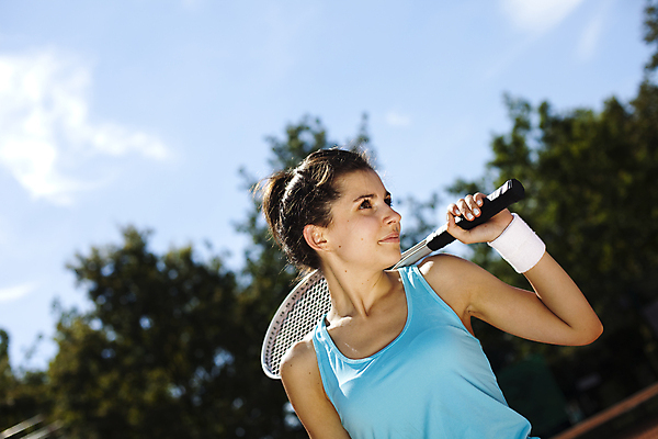 포토 JPG 해외이미지 주간 서양인 우먼라이프 응시 여자 하늘 한명 들기 상반신 성인 야외 앞모습 여름 테니스 테니스라켓 즐거움 테니스복 성인여자한명만 해외202004 해외포토 자연요소 외국인 1 라이프스타일 시선 계절 감정 뷰포인트 모션 사람 운동복 구기 라켓 여자한명만 성인여자만 파일형식 이미지허브