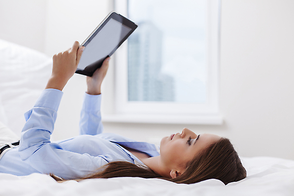 포토 JPG 해외이미지 백인 응시 여자 휴식 실내 한명 들기 사람 상반신 20대 성인 옆모습 태블릿 눕기 독서 침대 잡기 성인여자한명만 해외202004 해외포토 서양인 1 시선 뷰포인트 가구 컨셉 모션 청년 내부 전자제품 스마트기기 여자한명만 성인여자만 파일형식 이미지허브