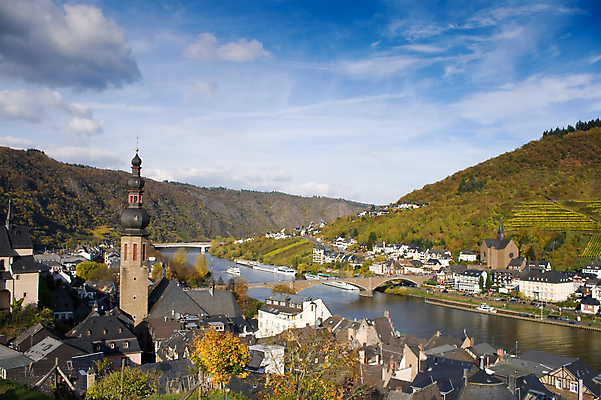 포토 JPG 해외이미지 유럽 건축양식 하늘 독일 파노라마 풍경 사람없음 건물 초록색 파란색 교회 탑 계곡 역사 언덕 타운 해외202004 해외포토 건축물 건축 나라 컬러 종교건축 촬영기법 도시 파일형식 이미지허브