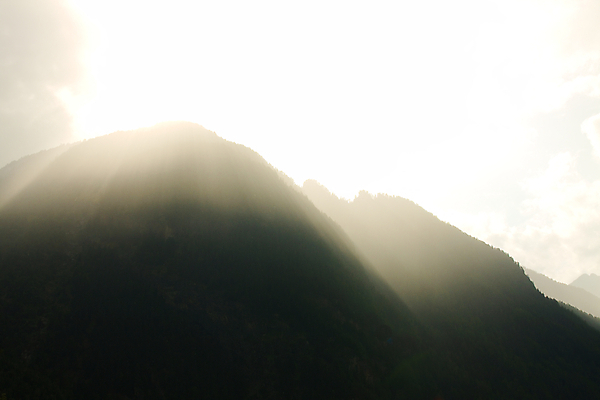 포토 JPG 해외이미지 모양 실루엣 하늘 산 풍경 사람없음 야외 여름 빛 햇빛 태양 광선 신비 언덕 알프스 지역 단절 웅장함 효과 해외202004 해외포토 자연요소 계절 유럽 컨셉 촬영기법 파일형식 이미지허브