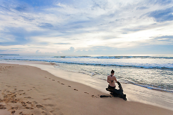 포토 JPG 해외이미지 여자 아시아 모래 바다 여행 오렌지 자연 하늘 휴가 한명 풍경 물 여름 파란색 빛 햇빛 맑음 일몰 시골 발자국 만족 엽서 스리랑카 터키석 수평선 해외202004 해외포토 자연요소 1 계절 감정 나라 컬러 과일 자국 날씨 사람 태양 노을 보석 편지 생태계 파일형식 이미지허브