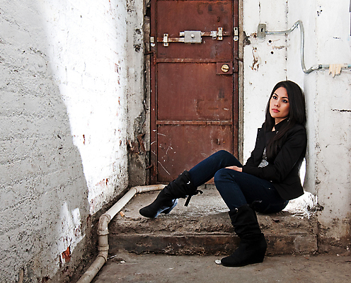 포토 JPG 해외이미지 백인 여자 벽 갈색머리 한명 앉기 갈색 문 검은색 흰색 폐허 지하 지하실 콘크리트 해외202004 해외포토 서양인 1 헤어스타일 컬러 모션 사람 파일형식 이미지허브