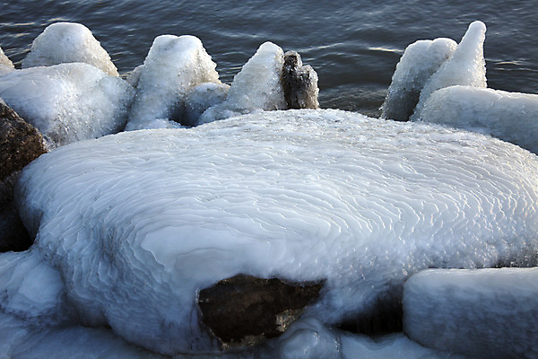 포토 JPG 해외이미지 호수 겨울 사람없음 물 얼음 미국 추위 바위 도심 시카고 해외202004 해외포토 자연요소 계절 북아메리카 돌_바위 도시 파일형식 이미지허브