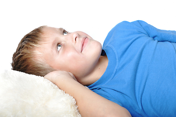 포토 JPG 해외이미지 남자 얼굴 어린이 휴식 실내 한명 미소 사람 근접촬영 소년 상반신 앞모습 눕기 침대 소년한명만 해외202004 해외포토 1 뷰포인트 가구 컨셉 모션 표정 내부 신체부위 남자한명만 소년만 파일형식 이미지허브