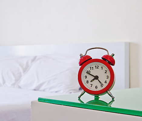 포토 JPG 해외이미지 손 여자 시계 백그라운드 베개 아침 경고 사람없음 빨간색 침실 자명종 침대 시간 공포 경보 해외202004 해외포토 주간 컬러 가구 침구 사람 신체부위 알람 파일형식 이미지허브