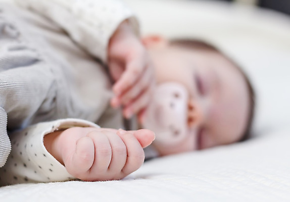 포토 JPG 해외이미지 백인 1 손 행복 얼굴 어린이 신체 휴식 새로움 건강 한명 꿈 흰색 침대 표현 아기 신생아 잠 달콤 작음 노리개젖꼭지 피부 부드러움 거짓말 결백 돌봄 천진난만 해외202004 해외포토 서양인 감정 컬러 가구 컨셉 모션 사람 신체부위 아기용품 감각 맛 크기 파일형식 이미지허브