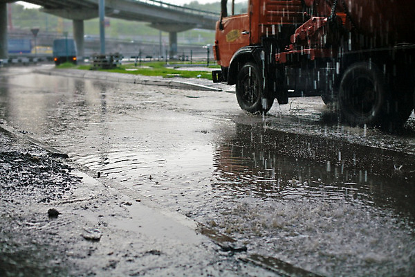 포토 JPG 해외이미지 도로 교통시설 자동차 날씨 사람없음 물 떨어짐 위험 당구 웅덩이 방법 해외202004 해외포토 자연요소 길 육상교통 교통 컨셉 구기 시설 파일형식 이미지허브