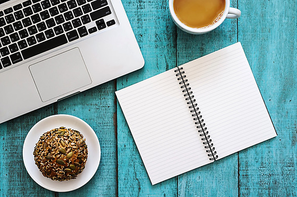 포토 JPG 해외이미지 디자인 종이 커피 빵 백그라운드 인터넷 비즈니스 통신 탁자 직장 사람없음 야외 목재 컵 파란색 노트북 컴퓨터 사무실 알약 우주 디지털 쪽지 공책 공백 흰색 키보드 업무 작업실 플랫 아침식사 정상 스마트 책상 위치 힙스터 카피스페이스 해외202004 해외포토 나무 식기 패션 음료 음식 컬러 가구 컨셉 회사 재료 문구용품 전자제품 약 식사 작업 파일형식 이미지허브