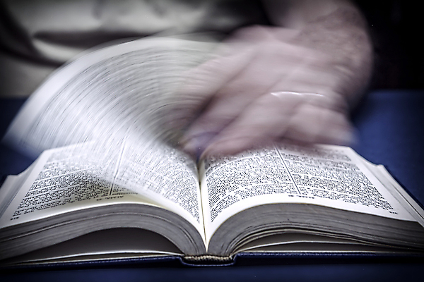 포토 JPG 해외이미지 손 여자 종교 선 손가락 탁자 손바닥 그림자 사람없음 책 독서 성경 엄지손가락 골동품 못 주름 작음 페이지 팔 되감기 해외202004 해외포토 가구 종교용품 사람 신체부위 공구 크기 파일형식 이미지허브