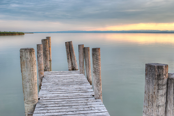 포토 JPG 해외이미지 구름 호수 바다 하늘 표면 사람없음 목재 물 파란색 반사 일출 항구 황혼 일몰 기둥 만 저녁 땅 봉 포트 흐림 수평선 해외202004 해외포토 자연요소 나무 건축 컬러 재료 교통시설 날씨 노을 야간 파일형식 이미지허브