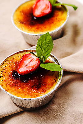 포토 JPG 해외이미지 그릇 딸기 단면 실내 근접촬영 사람없음 식탁보 민트 크렘브륄레 해외202004 해외포토 식기 뷰포인트 과일 디저트 내부 허브 파일형식 이미지허브