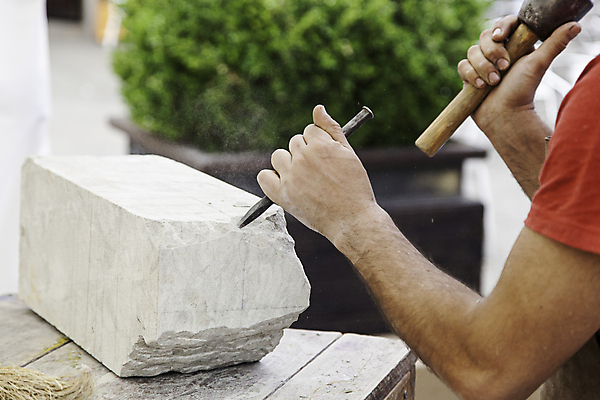 포토 JPG 해외이미지 직업 전통 손 남자 조각 비즈니스 노동자 기술 관리 미술 사람 사람없음 목재 조각상 상점 바위 도구 공구 업무 작업 작업실 중세 닫기 망치 예술가 인도네시아 대리석 목공예 장인 고립 석공 조각가 조작 핸드메이드 해외202004 해외포토 나무 아시아 재료 모션 문화예술 신체부위 조형물 돌_바위 역사 공예 파일형식 이미지허브