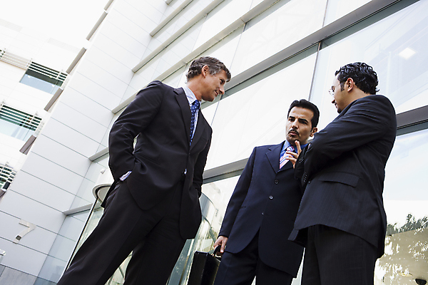 포토 JPG 해외이미지 40대 비즈니스 사업가 20대 성인 건물 세명 직장인 비즈니스맨 소프트포커스 동료 상업 각도 블러 해외202004 해외포토 직업 건축물 남자 중년 관계 촬영기법 사람 청년 파일형식 이미지허브