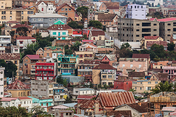 포토 JPG 해외이미지 구름 포장 건축양식 아프리카 주택 사람없음 건물 도시풍경 도시 닫기 언덕 마다가스카르 조감도 해외202004 해외포토 자연요소 건축물 건축 나라 모션 풍경 파일형식 이미지허브