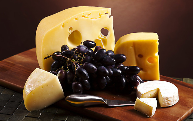 포토 JPG 해외이미지 포도 치즈 사람없음 나무도마 조각치즈 치즈나이프 갈색배경 해외202004 해외포토 조각 백그라운드 과일 유제품 도마 목재 갈색 나이프 파일형식 이미지허브