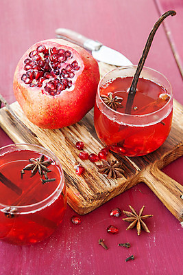 포토 JPG 해외이미지 음료 음식 분홍색 크리스마스 겨울 과일 도마 사람없음 목재 장식 빨간색 세로 컬러풀 와인 주스 수확 시골 신선 뜨거움 자주색 향신료 석류 레시피 바닐라 핸드메이드 해외202004 해외포토 나무 계절 기념일 컬러 농업 재료 주방용품 주류 향미료 파일형식 이미지허브