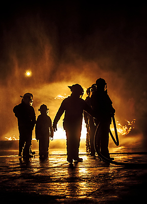 포토 JPG 해외이미지 전신 실루엣 불 서기 여러명 성인 야외 뒷모습 어둠 야간 소방관 소방 화재 화재진압 성인만 해외202004 해외포토 자연요소 뷰포인트 다수 모션 촬영기법 사람 구조원 사건 진압 파일형식 이미지허브