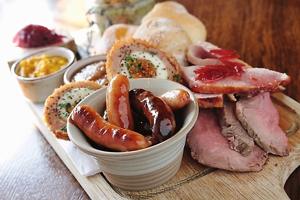 포토 JPG 해외이미지 영어 영국 종류 육류 요리 사람없음 식사 소시지 선택 피클 점심식사 정육점 해외202004 해외포토 문자 유럽 컨셉 식재료 상점 가공식품 절임 파일형식 이미지허브