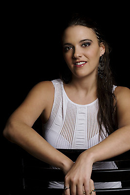 포토 JPG 해외이미지 백인 여자 생각 한명 사람 20대 성인 검은색 흰색 집중 심각 해외202004 해외포토 서양인 1 컬러 컨셉 청년 파일형식 이미지허브