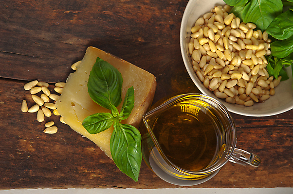 포토 JPG 해외이미지 그릇 음식 유리병 치즈 실내 사람없음 하이앵글 올리브오일 잣 바질 나무배경 해외202004 해외포토 식기 뷰포인트 백그라운드 병_용기 유제품 내부 견과류 기름_음식 파일형식 이미지허브