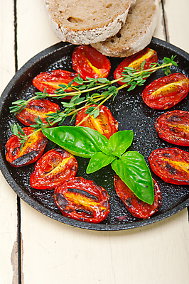 포토 JPG 해외이미지 음식 빵 방울토마토 실내 사람없음 프라이팬 굽기 흰배경 바질 백리향 해외202004 해외포토 백그라운드 토마토 주방용품 내부 흰색 구이 파일형식 이미지허브