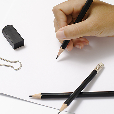 포토 JPG 해외이미지 손 종이 실내 들기 신체부위 연필 기록 잡기 지우개 서류집게 해외202004 해외포토 모션 학용품 집게 사람 내부 필기구 파일형식 이미지허브