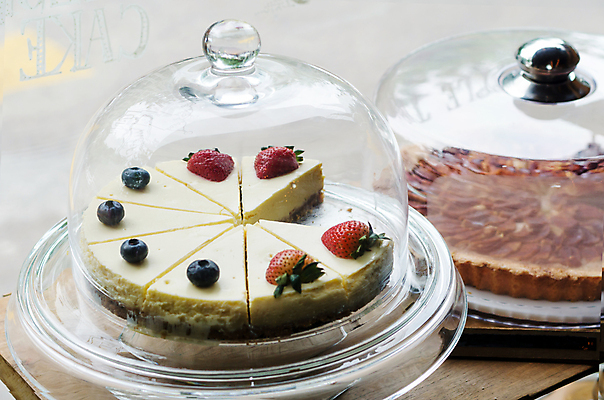 포토 JPG 해외이미지 디저트 실내 사람없음 전시 빵집 뚜껑 창가 진열장 치즈케이크 해외202004 해외포토 음식 창문 내부 케이크 상점 파일형식 이미지허브