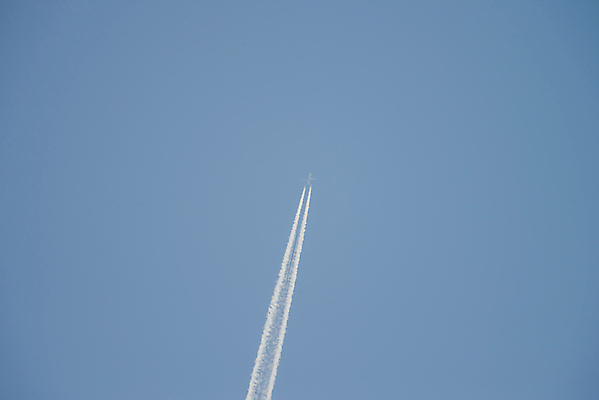 포토 JPG 해외이미지 주간 구름 하늘 비행기 사람없음 야외 파란색 비행 연기 제트기 비행운 해외202004 해외포토 자연요소 컬러 항공교통 대중교통 파일형식 구름_자연 이미지허브