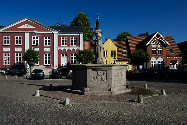 포토 JPG 해외이미지 전통 유럽 주택 덴마크 풍경 사람없음 도시풍경 도시 중세 역사 보행로 분수 정사각형 타운 스칸디나비아 해외202004 해외포토 도형 나라 길 북유럽 건물 파일형식 이미지허브