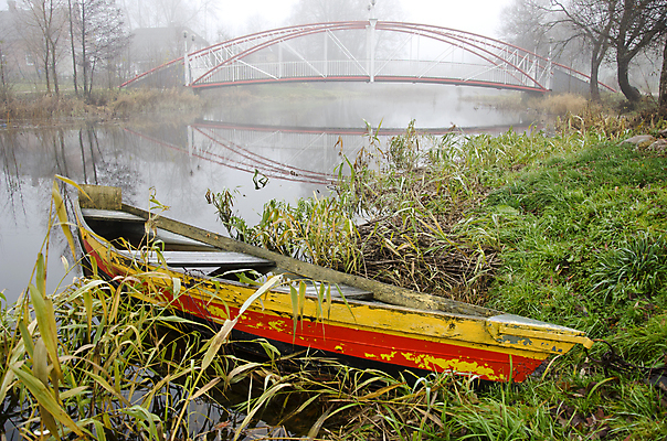 포토 JPG 해외이미지 계절 유럽 여행 컨셉 건축양식 교통시설 자연 아침 풍경 사람없음 야외 목재 빨간색 초록색 물 강 노란색 어둠 황혼 새벽 안개 가을 시골 보트 신비 옛날 중고 해외202004 해외포토 주간 자연요소 나무 건축 나라 컬러 교통 배_교통 재료 날씨 일몰 시설 생태계 파일형식 이미지허브