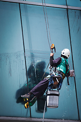 포토 JPG 해외이미지 주간 전신 남자 밧줄 매달리기 외벽 한명 앉기 빌딩 성인 야외 건물 뒷모습 반사 잡기 승차 닦기 청소부 유리창청소 성인남자한명만 해외202004 외벽청소 해외포토 자연요소 직업 1 건축물 줄 벽 뷰포인트 모션 사람 청소 남자한명만 성인남자만 파일형식 이미지허브