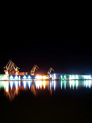 포토 JPG 해외이미지 유럽 산업 바다 공장 전등 들기 사람없음 빨간색 물 항구 기계 화물 업무 보트 분위기 당기기 제조 몸무게 야간 저녁 철 조선소 묘사 기중기 무역 포트 해외202004 해외포토 자연요소 나라 컬러 컨셉 배_교통 공업 교통시설 모션 조명 운송업 작업 중장비 파일형식 이미지허브