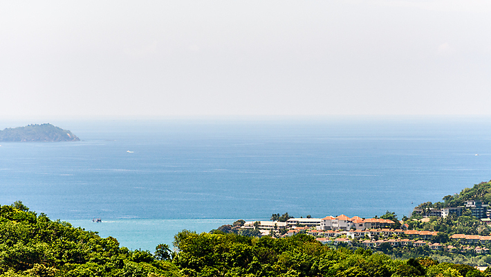 포토 JPG 해외이미지 아시아 바다 섬 여행 태국 자연 하늘 호텔 산 주택 풍경 사람없음 야외 건물 초록색 물 여름 파란색 여행객 마을 만 보트 정상 망토 방갈로 스카이라인 남쪽 안다만 절정 푸켓 수평선 해외202004 해외포토 자연요소 건축물 계절 나라 컬러 배_교통 숙소 사람 방향 생태계 파일형식 이미지허브