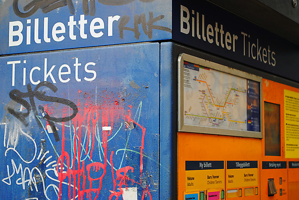 포토 JPG 해외이미지 통신 교통시설 노르웨이 사람없음 기계 티켓 전철 전차 지하 일반 오슬로 해외202004 해외포토 유럽 육상교통 교통 대중교통 시설 파일형식 이미지허브