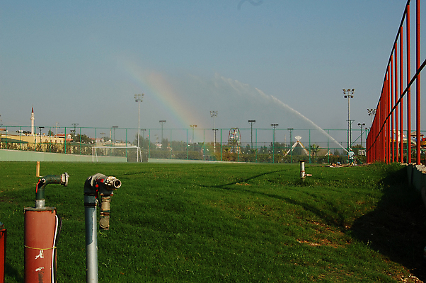 포토 JPG 해외이미지 나무 스포츠 무지개 골프 하늘 날씨 풍경 취미 사람없음 초록색 물 장비 구멍 떨어짐 강의 분수 장면 넣기 스프링쿨러 해외202004 해외포토 자연요소 식물 컬러 컨셉 모션 구기 파일형식 이미지허브