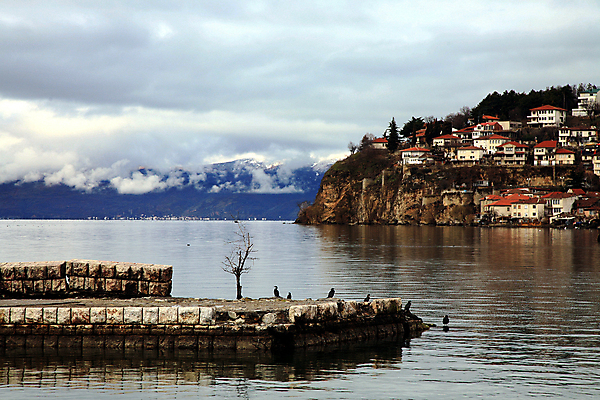 포토 JPG 해외이미지 구름 문화 호수 벽 자연 조류 하늘 산 주택 파노라마 풍경 사람없음 건물 물 파란색 세계 반사 평화 항구 골동품 바위 역사 재산 언덕 방파제 타운 마케도니아 발칸반도 수평선 해외202004 해외포토 자연요소 동물 건축물 공공시설 컬러 컨셉 교통시설 촬영기법 금융 돌_바위 도시 생태계 파일형식 남유럽 이미지허브