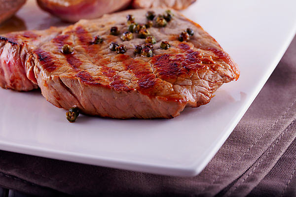 포토 JPG 해외이미지 음식 마늘 육류 스테이크 요리 사람없음 빨간색 초록색 주방 저녁식사 소고기 흰색 신선 혈액 닫기 향신료 유기농 날것 소금 후추 단백질 등심 정육점 해외202004 해외포토 웰빙 컬러 채소 식재료 모션 서양음식 상점 식사 영양소 향미료 파일형식 이미지허브